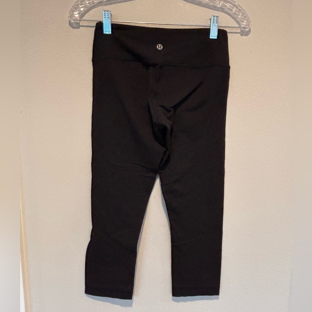 Lululemon Athletica Cropped Wunder Under Black Leggings 011 - Picture 2 of 5